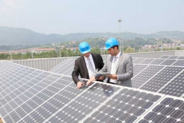 Sute de centrale fotovoltaice vor să se conecteze la firele CEZ
